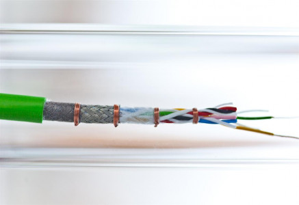 Leitfähige Abschirmmaterialien für EMV-Anwendungen von ROWO Coating als kupfer- und aluminiumbeschichtete Folien, Vliese und Gewebe zum Schutz vor elektromagnetischer Strahlung.