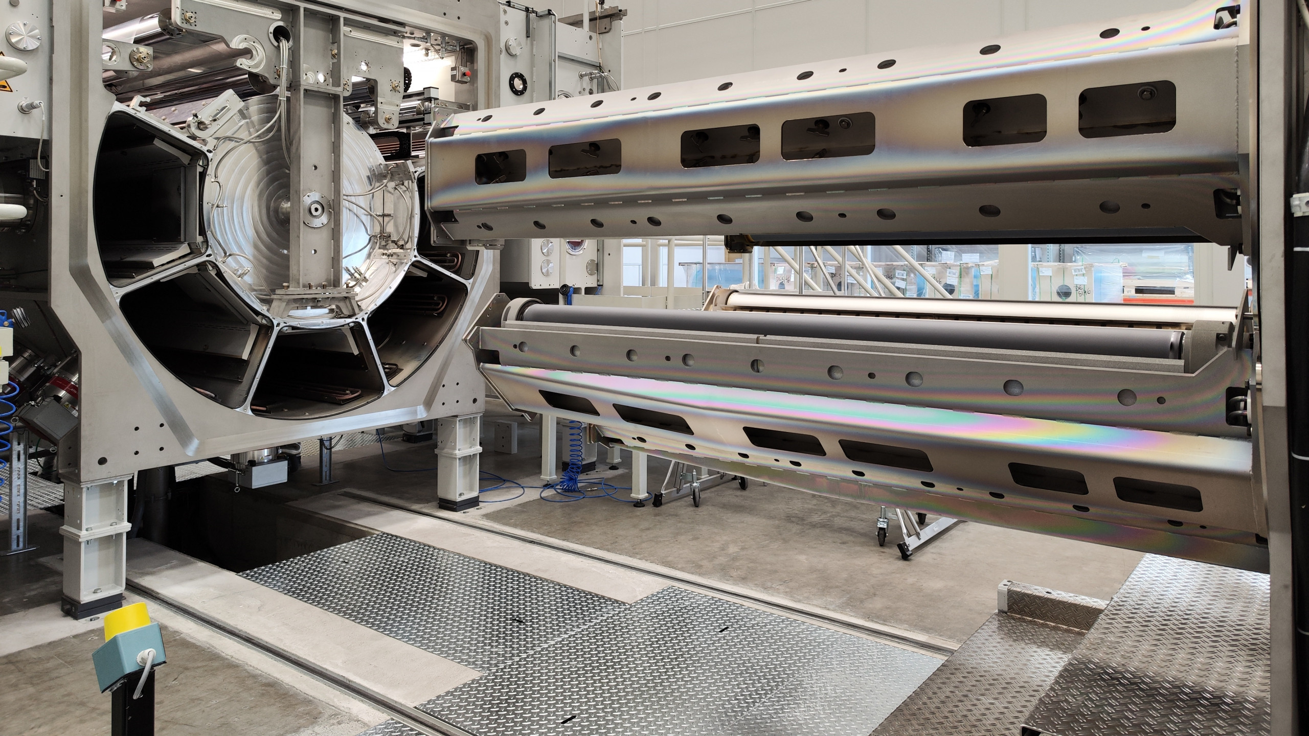 Vakuumbeschichtung auf flexiblen Substraten im Rolle-zu-Rolle-Verfahren bei ROWO Coating für die präzise Funktionalisierung flexibler Materialien in Elektronik, Optik, Solartechnik und Sensorik via Sputtertechnologie.