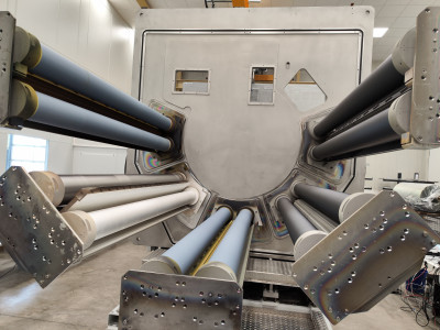 Vakuumbeschichtung auf flexiblen Substraten von ROWO Coating im Rolle-zu-Rolle-Verfahren durchgeführt, für die präzise Funktionalisierung flexibler Materialien in Elektronik, Optik, Solartechnik und Sensorik via Sputtertechnologie.