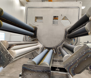 Vakuumbeschichtung auf flexiblen Substraten von ROWO Coating im Rolle-zu-Rolle-Verfahren durchgeführt, für die präzise Funktionalisierung flexibler Materialien in Elektronik, Optik, Solartechnik und Sensorik via Sputtertechnologie.