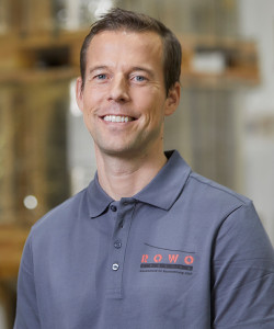 Moritz Müller, Experte für die Schneid- und Wickeltechnik bei ROWO Coating  für präzise Verarbeitung flexibler, beschichteter Substrate im Rolle-zu-Rolle-Verfahren.