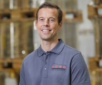 Moritz Müller, Experte für die Schneid- und Wickeltechnik bei ROWO Coating  für präzise Verarbeitung flexibler, beschichteter Substrate im Rolle-zu-Rolle-Verfahren.