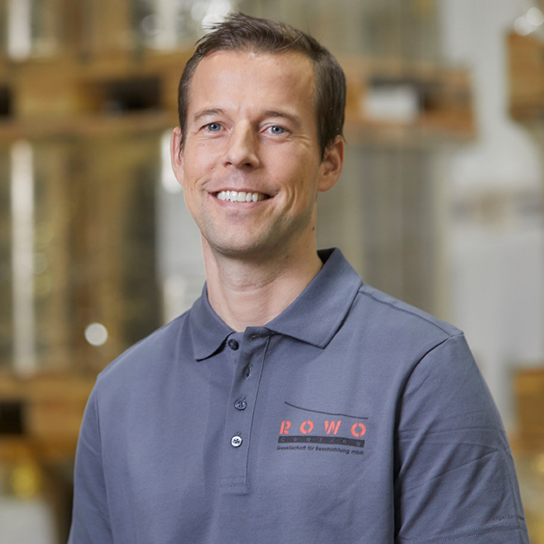 Moritz Müller, Experte für die Schneid- und Wickeltechnik bei ROWO Coating  für präzise Verarbeitung flexibler, beschichteter Substrate im Rolle-zu-Rolle-Verfahren.