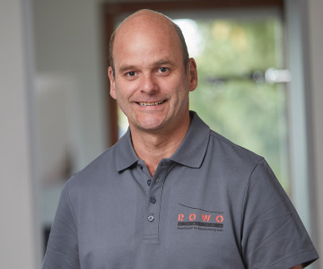 Matthias Hanel, Laborant im Bereich Forschung und Entwicklung, Kundenmuster durch Vakuumbeschichtung flexibler Substrate.