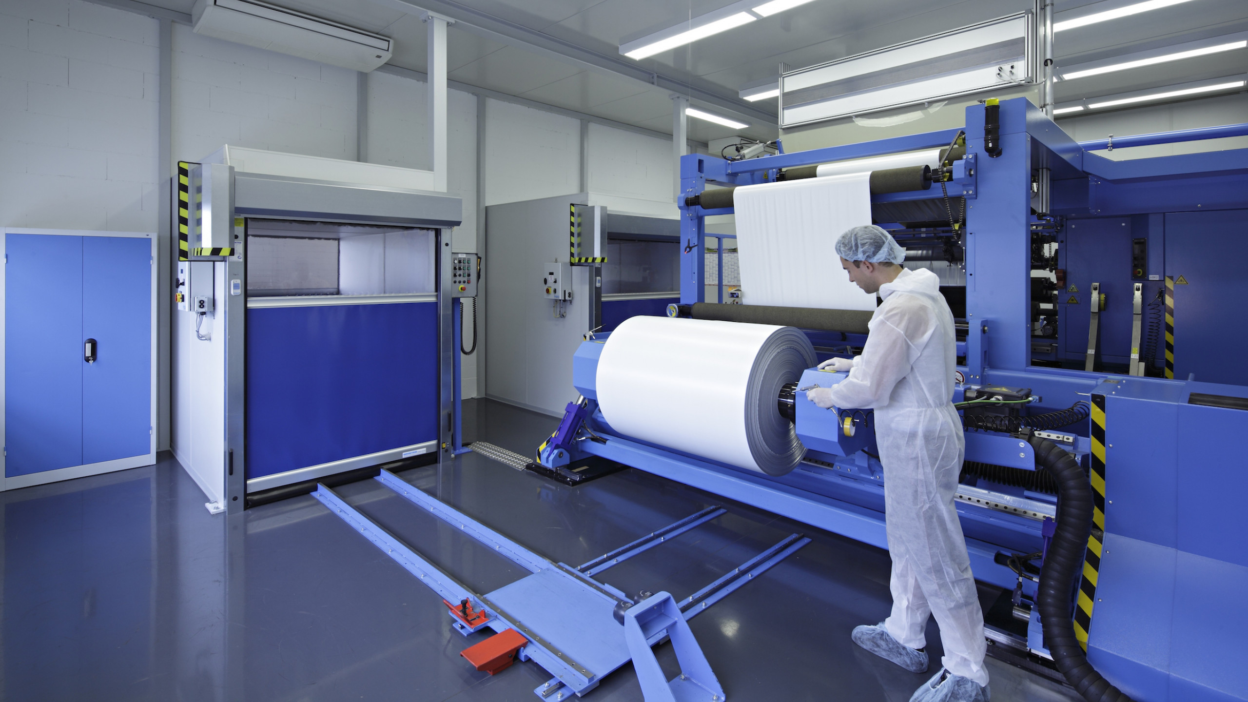 Moderne Schneid- und Wickeltechnik bei ROWO Coating für präzises Schneiden und Aufwickeln flexibler beschichteter Substrate im Rolle-zu-Rolle-Prozess.