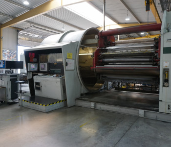 Vakuumbeschichtung auf flexiblen Substraten von ROWO Coating im Rolle-zu-Rolle-Verfahren durchgeführt, für funktionale Schichten in Elektronik, Optik, Deko und Medizintechnik via Thermischem Verdampfen.