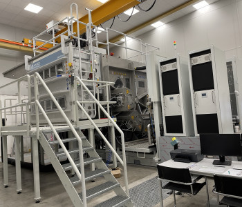 Vakuumbeschichtung auf flexiblen Substraten von ROWO Coating im Rolle-zu-Rolle-Verfahren durchgeführt, für die präzise Funktionalisierung flexibler Materialien in Elektronik, Optik, Solartechnik und Sensorik via Sputtertechnologie.