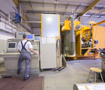 Vakuumbeschichtung auf flexiblen Substraten von ROWO Coating im Rolle-zu-Rolle-Verfahren durchgeführt, für funktionale Schichten in Elektronik, Optik, Deko und Medizintechnik via Thermischem Verdampfen.