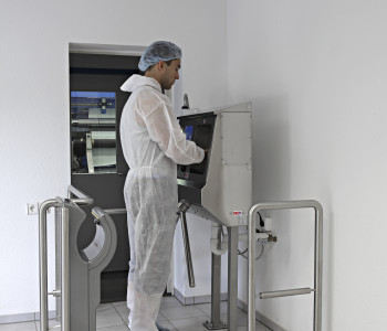 Reinraumschleuse zur Schneidanlage