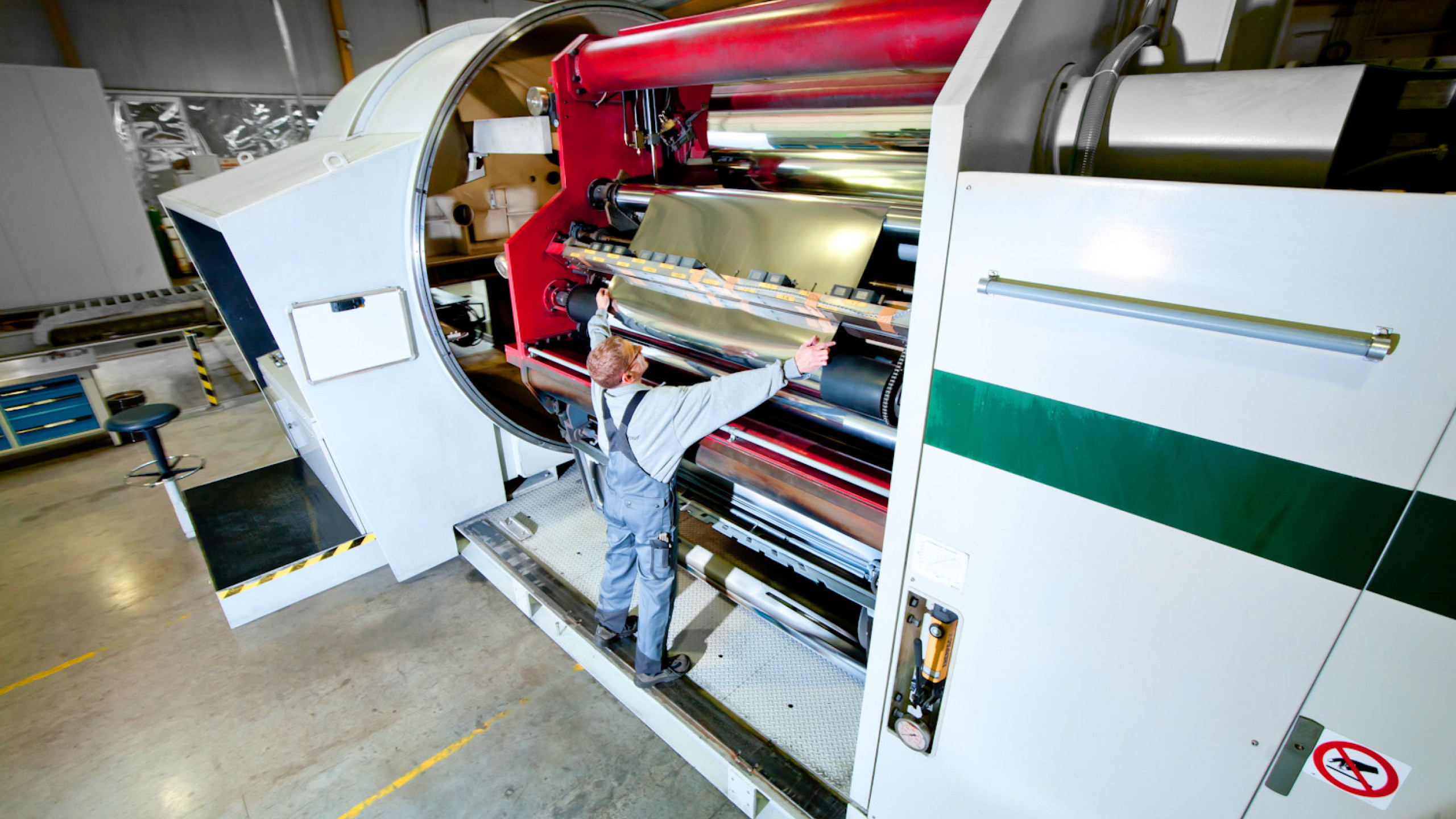 Vakuumbeschichtung auf flexiblen Substraten von ROWO Coating im Rolle-zu-Rolle-Verfahren durchgeführt, für funktionale Schichten in Elektronik, Optik, Deko und Medizintechnik via Thermischem Verdampfen.